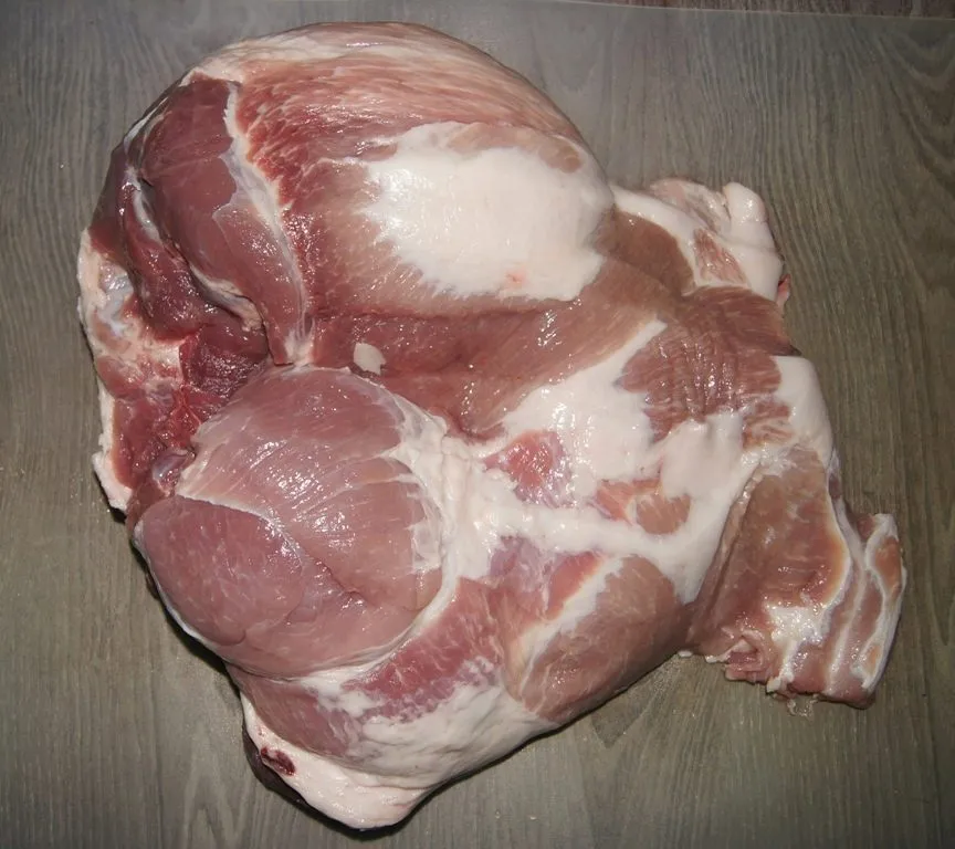 Мясо свиное жирное. Окорок свиной. Кусок свинины. Окорок без кости свинина.